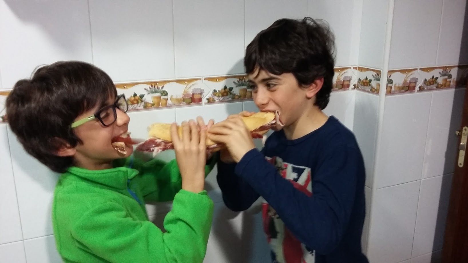 Niños disfrutando de un buen bocadillo de jamón ibérico